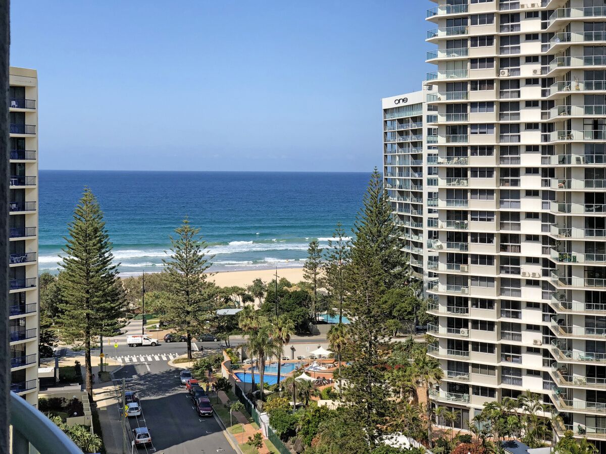 Heart of City 2 min Walk to BEACH-best VALUE, POOL