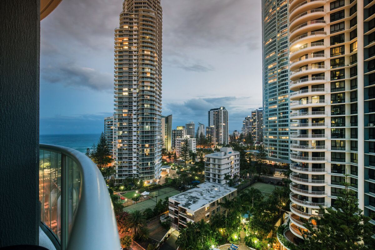 Heart of City 2 min Walk to BEACH-best VALUE, POOL