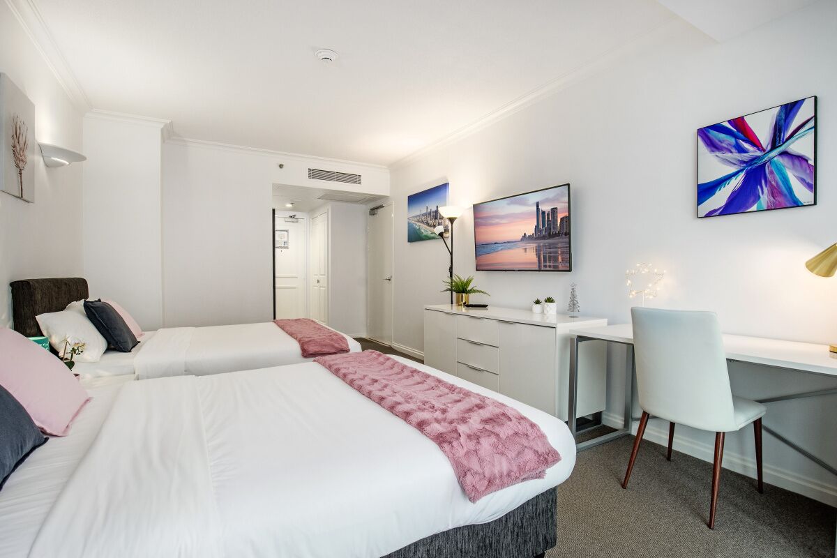 Heart of City 2 min Walk to BEACH-best VALUE, POOL