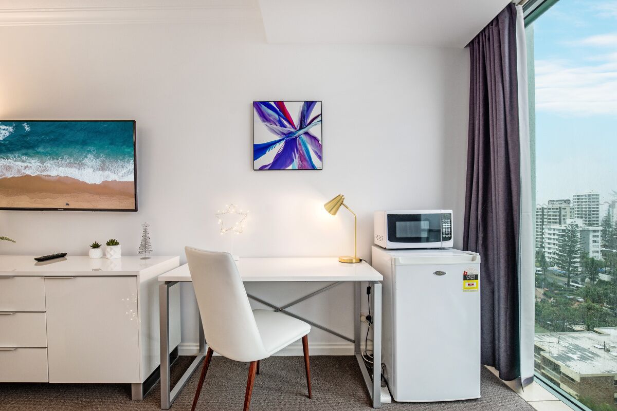 Heart of City 2 min Walk to BEACH-best VALUE, POOL