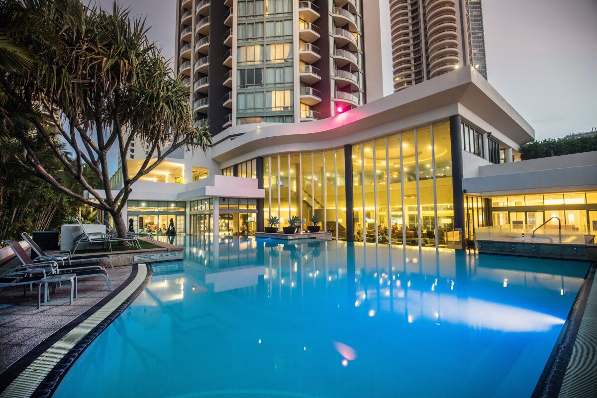 Heart of City 2 min Walk to BEACH-best VALUE, POOL