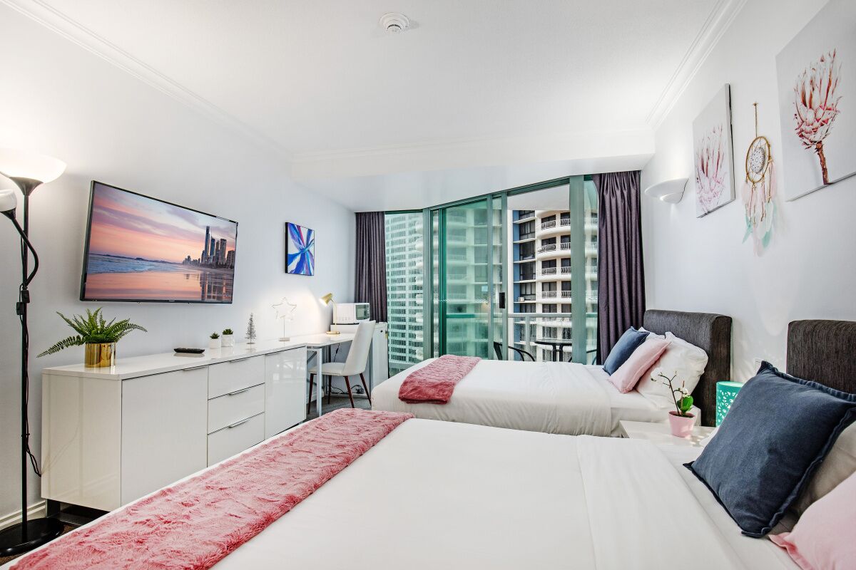 Heart of City 2 min Walk to BEACH-best VALUE, POOL