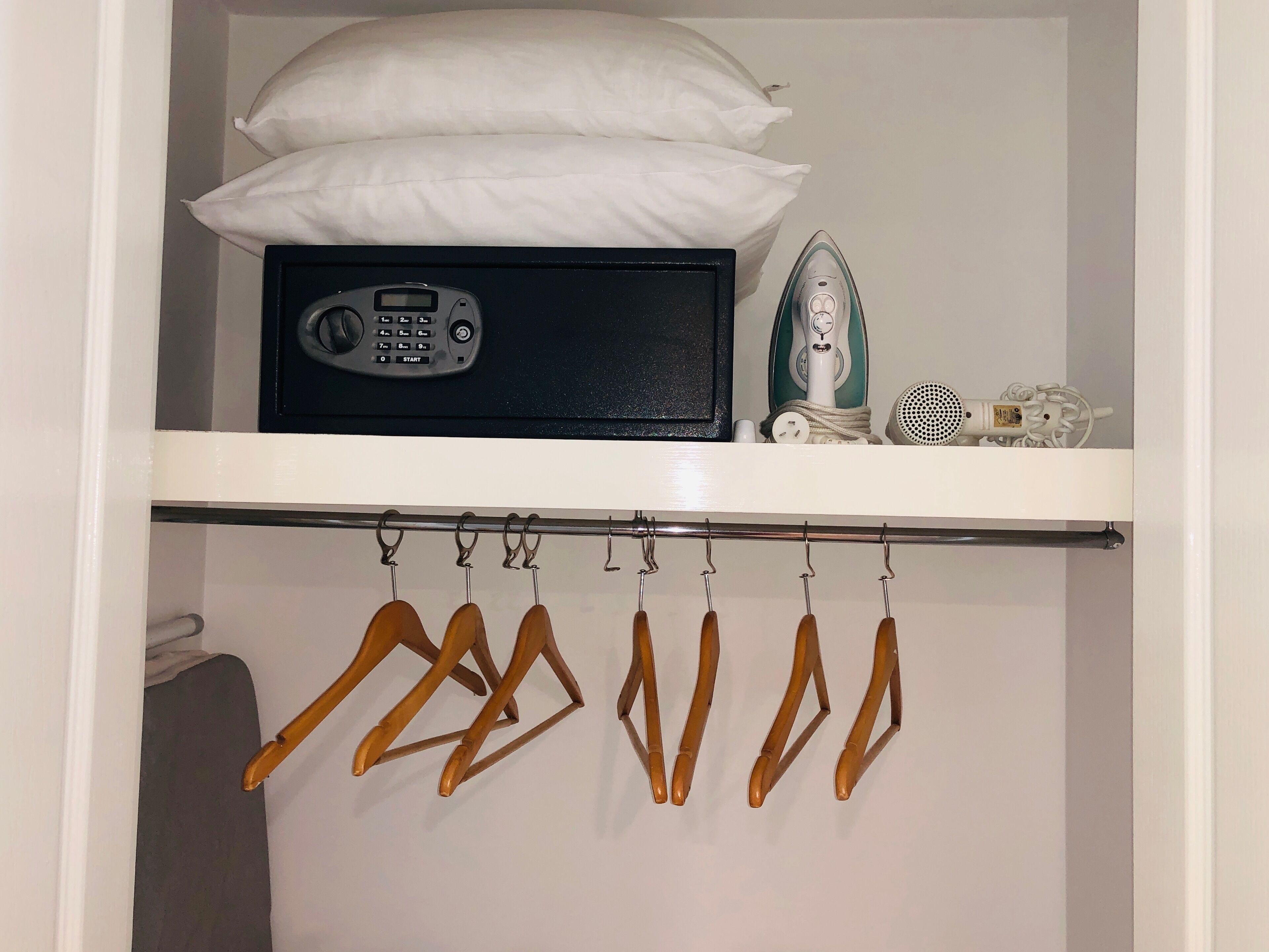 Heart of City 2 min Walk to BEACH-best VALUE, POOL