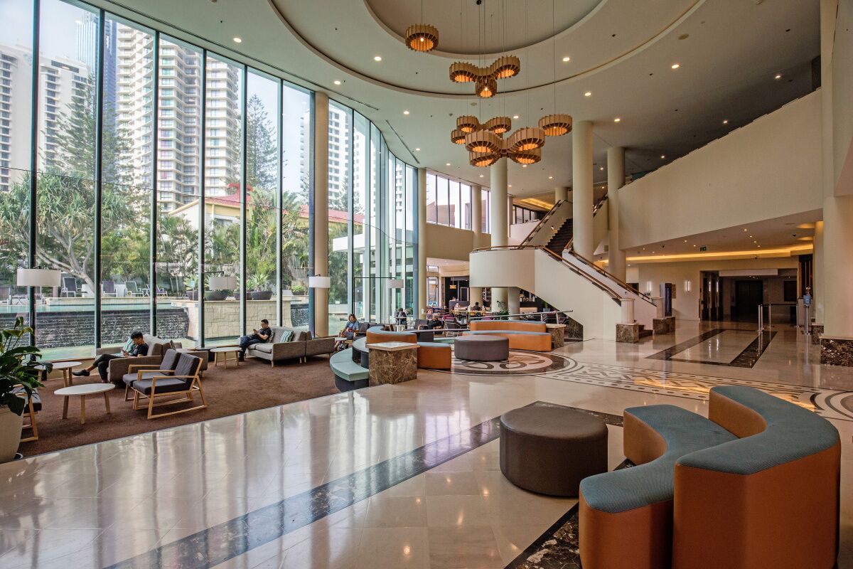 Heart of City 2 min Walk to BEACH-best VALUE, POOL