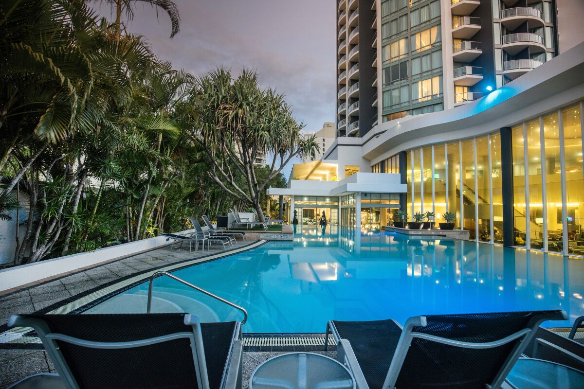 Heart of City 2 min Walk to BEACH-best VALUE, POOL