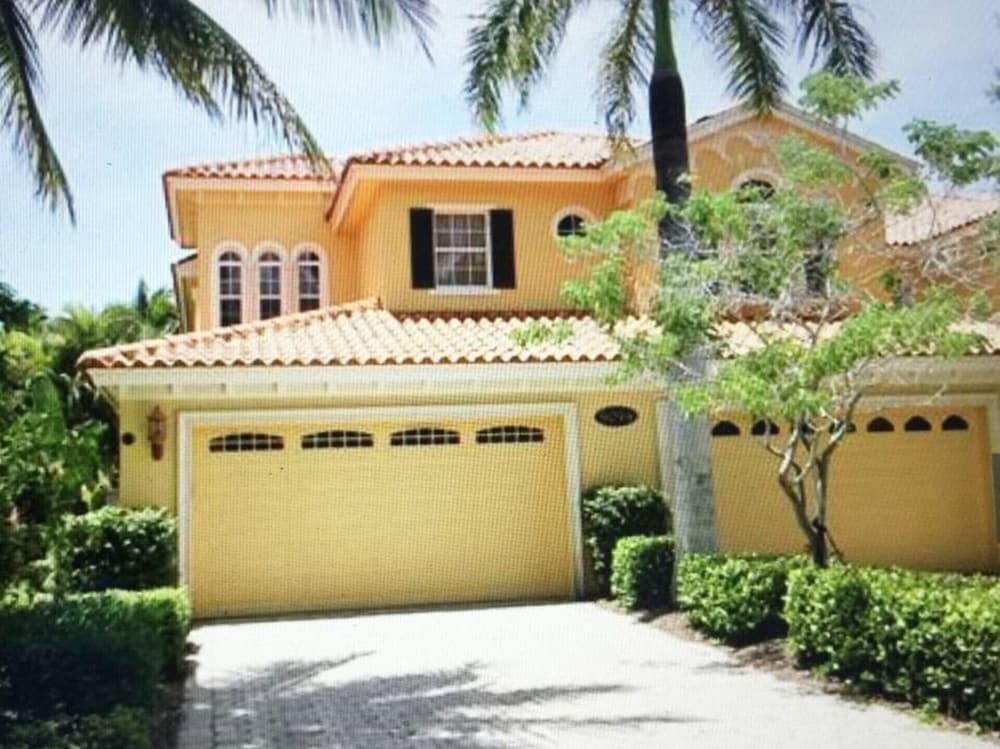 3,000 sq ft Home in Fiddlers Creek resort style living in a gated