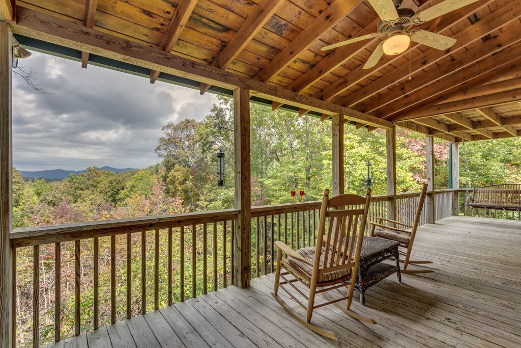 Spacious Flat Rate Cabin Rental With Wrap Around Deck Mountain