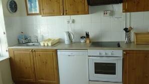 Full-sized fridge, microwave, oven, hob