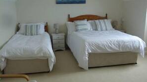 Iron/ironing board, linens