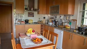 Full-sized fridge, microwave, oven, hob