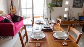 Full-sized fridge, microwave, oven, hob