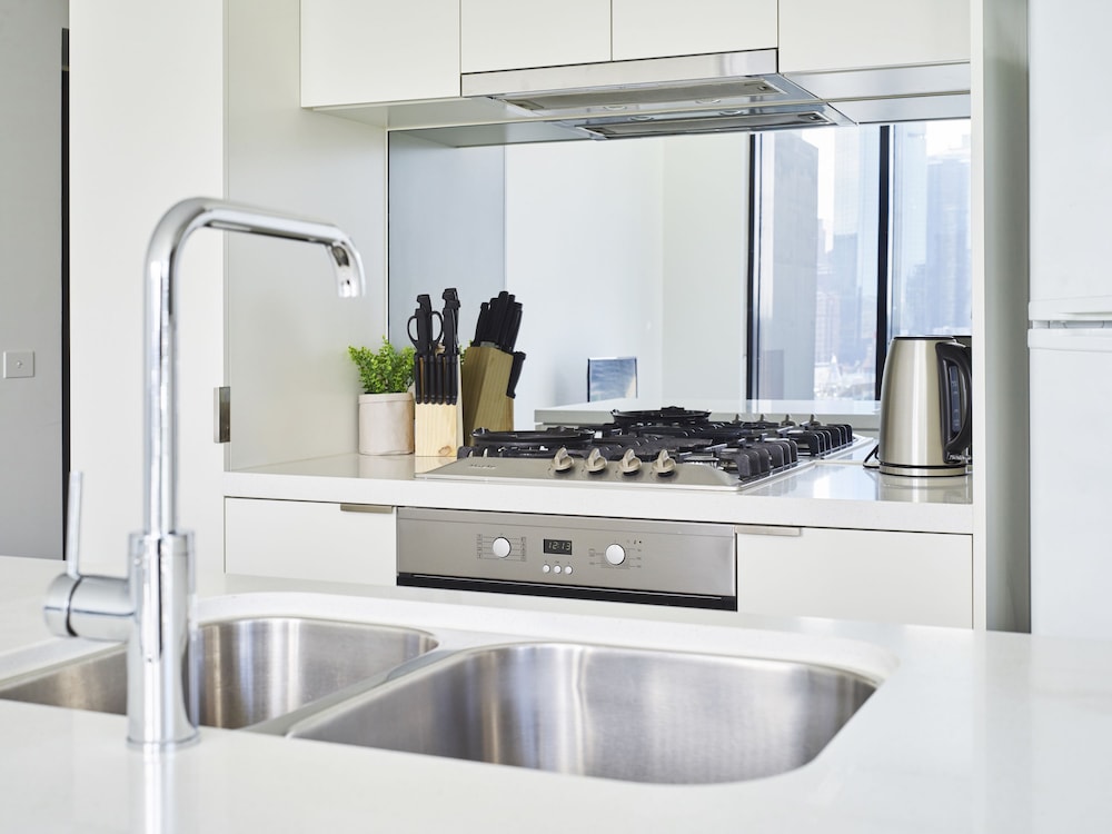 Sleek and Scenic Apartment in Southbank