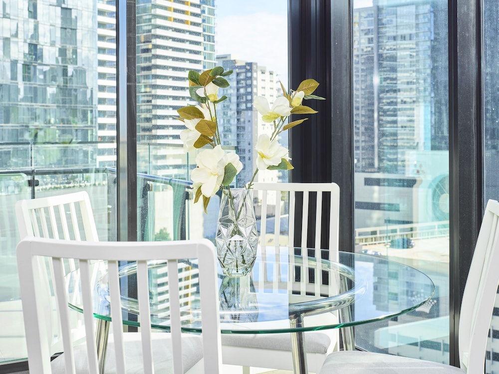 Sleek and Scenic Apartment in Southbank
