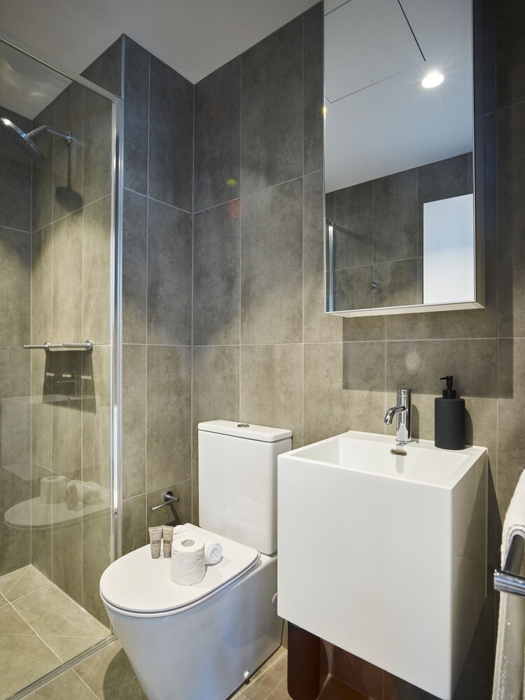 Sleek and Scenic Apartment in Southbank