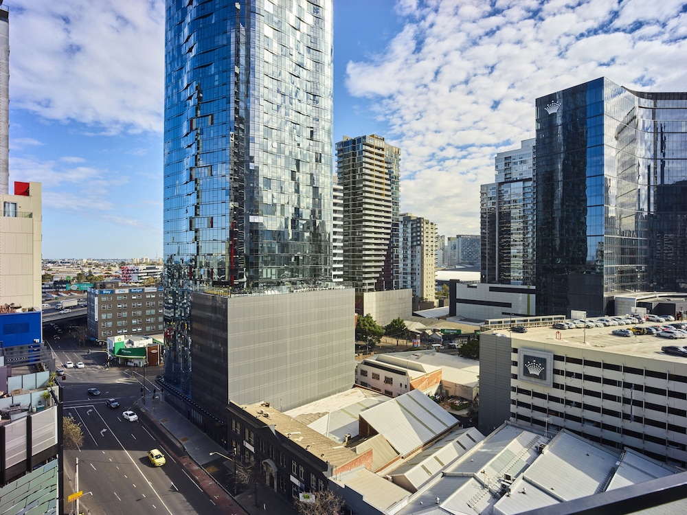 Sleek and Scenic Apartment in Southbank