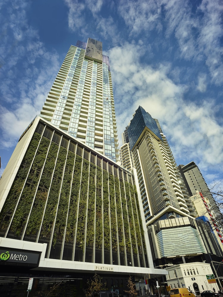 Sleek and Scenic Apartment in Southbank