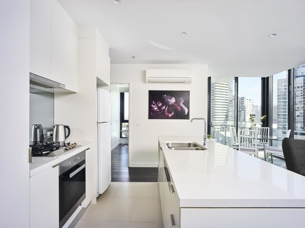 Sleek and Scenic Apartment in Southbank