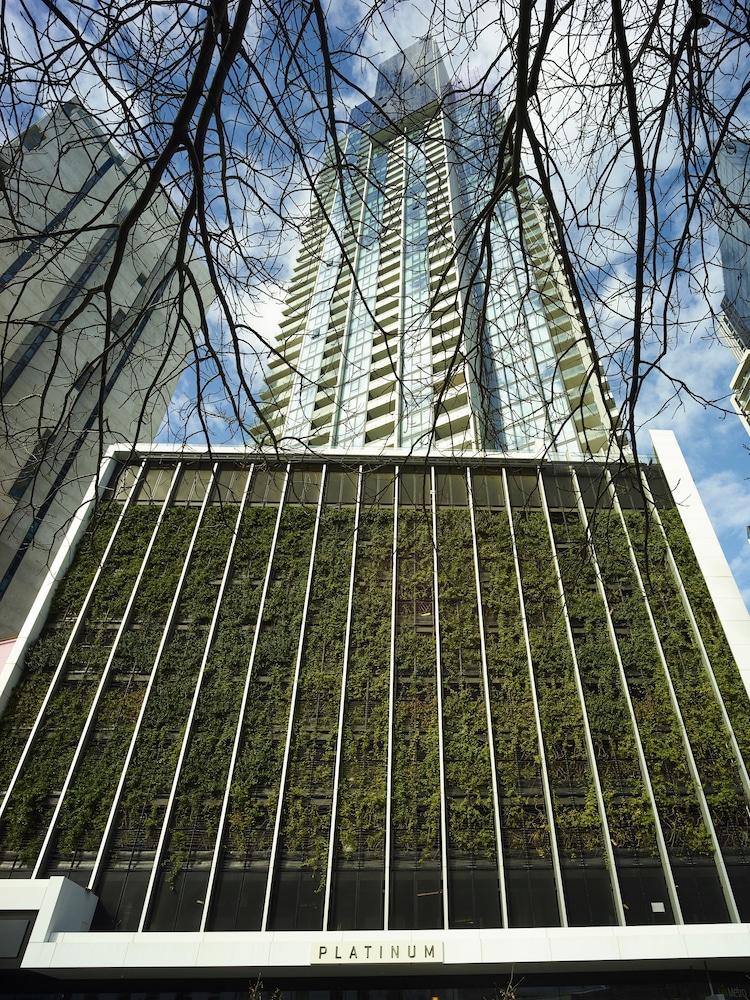 Sleek and Scenic Apartment in Southbank
