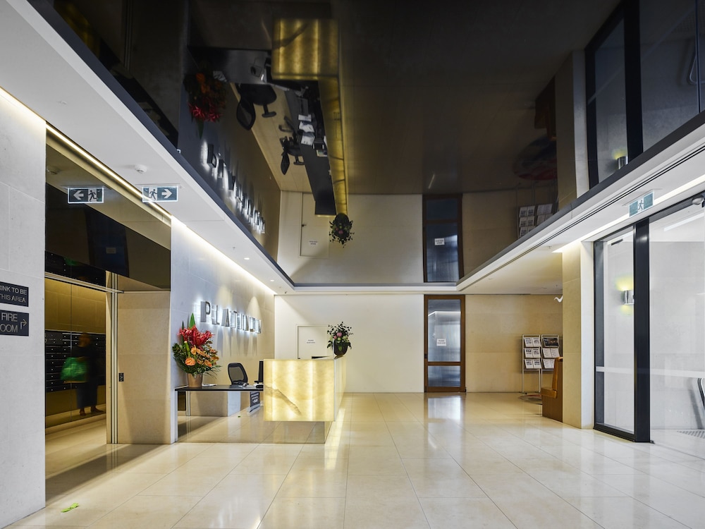 Sleek and Scenic Apartment in Southbank