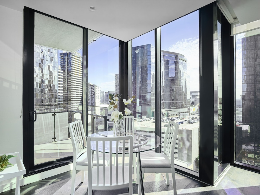 Sleek and Scenic Apartment in Southbank
