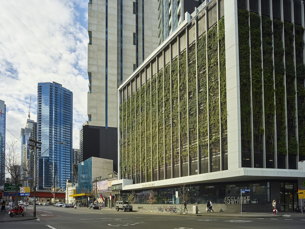 Sleek and Scenic Apartment in Southbank
