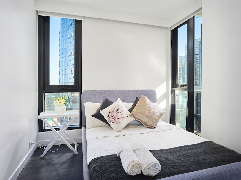 Sleek and Scenic Apartment in Southbank