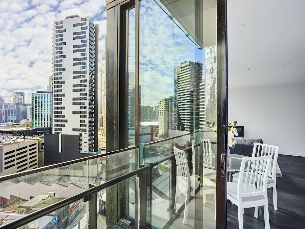 Sleek and Scenic Apartment in Southbank