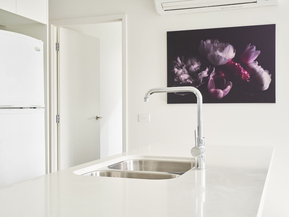 Sleek and Scenic Apartment in Southbank