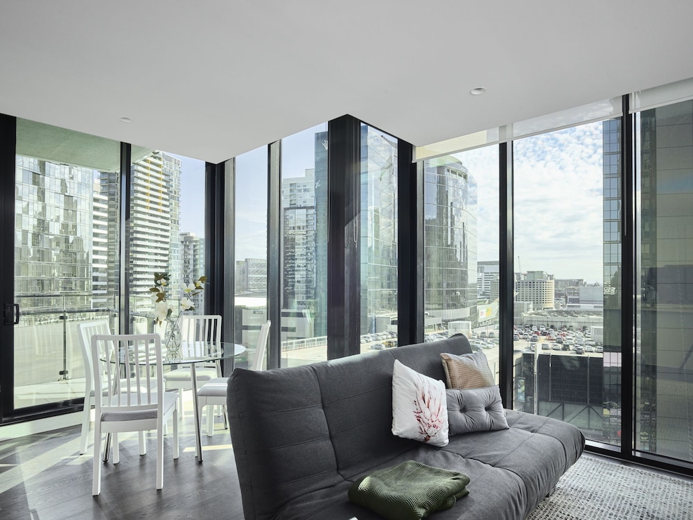 Sleek and Scenic Apartment in Southbank
