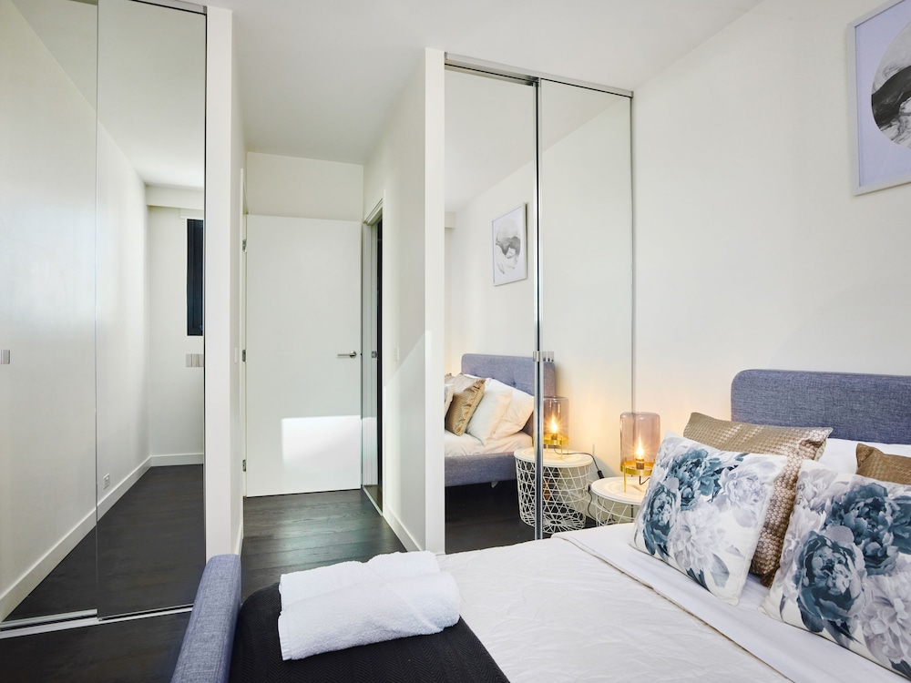 Sleek and Scenic Apartment in Southbank