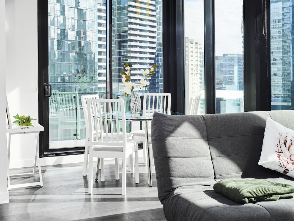 Sleek and Scenic Apartment in Southbank
