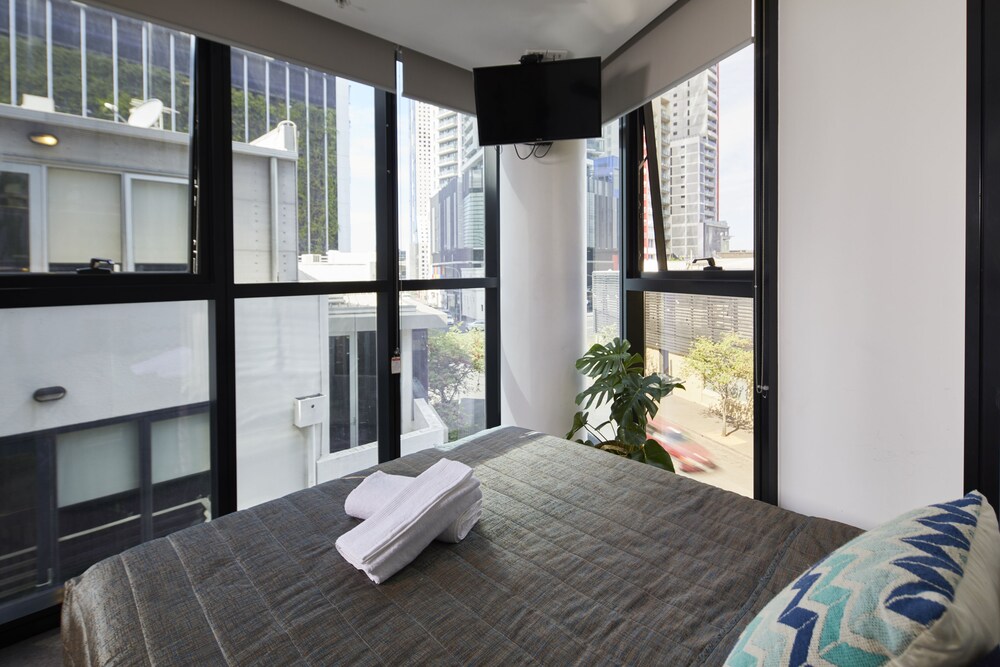 Stylish One Bedroom With Urban Convenience