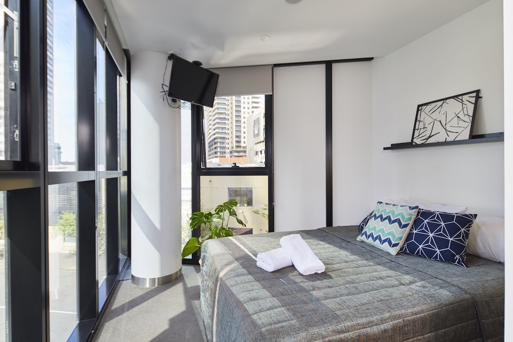 Stylish One Bedroom With Urban Convenience