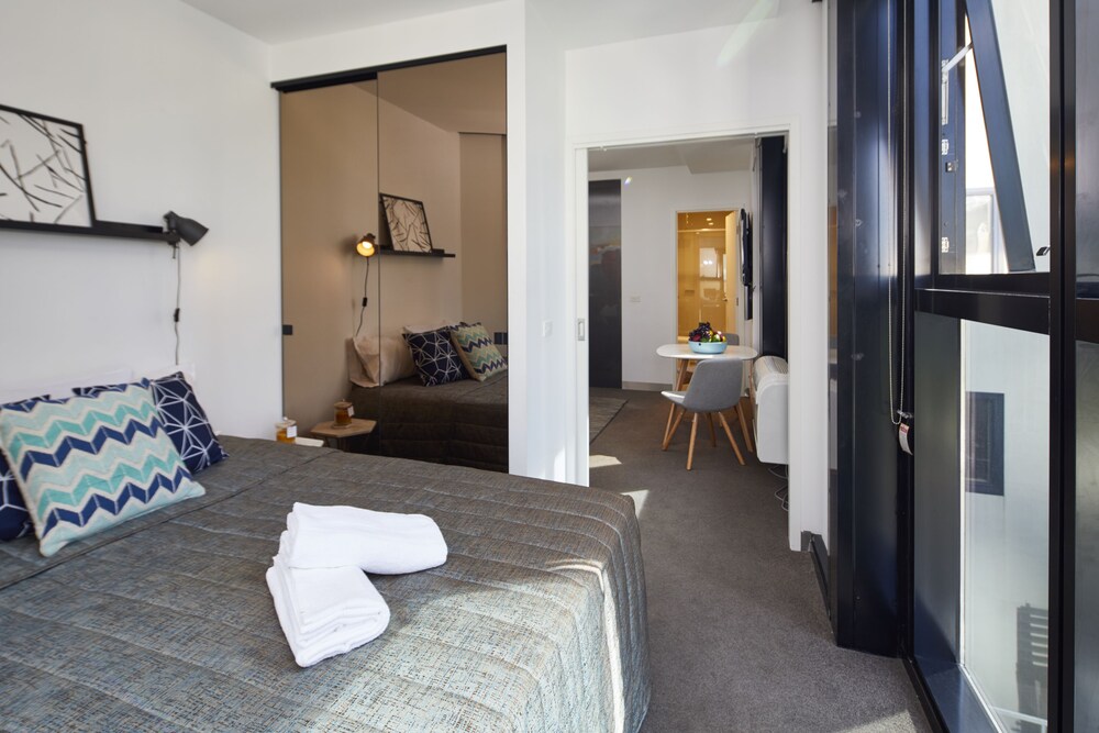 Stylish One Bedroom With Urban Convenience