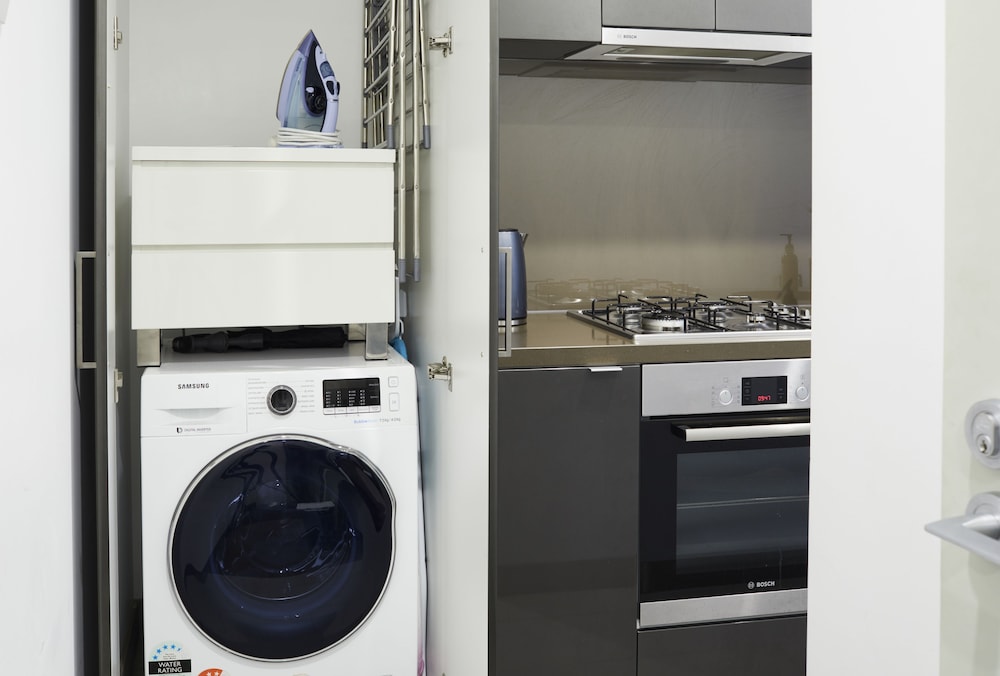 Stylish One Bedroom With Urban Convenience