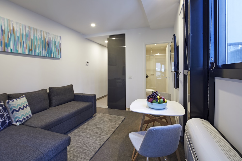 Stylish One Bedroom With Urban Convenience