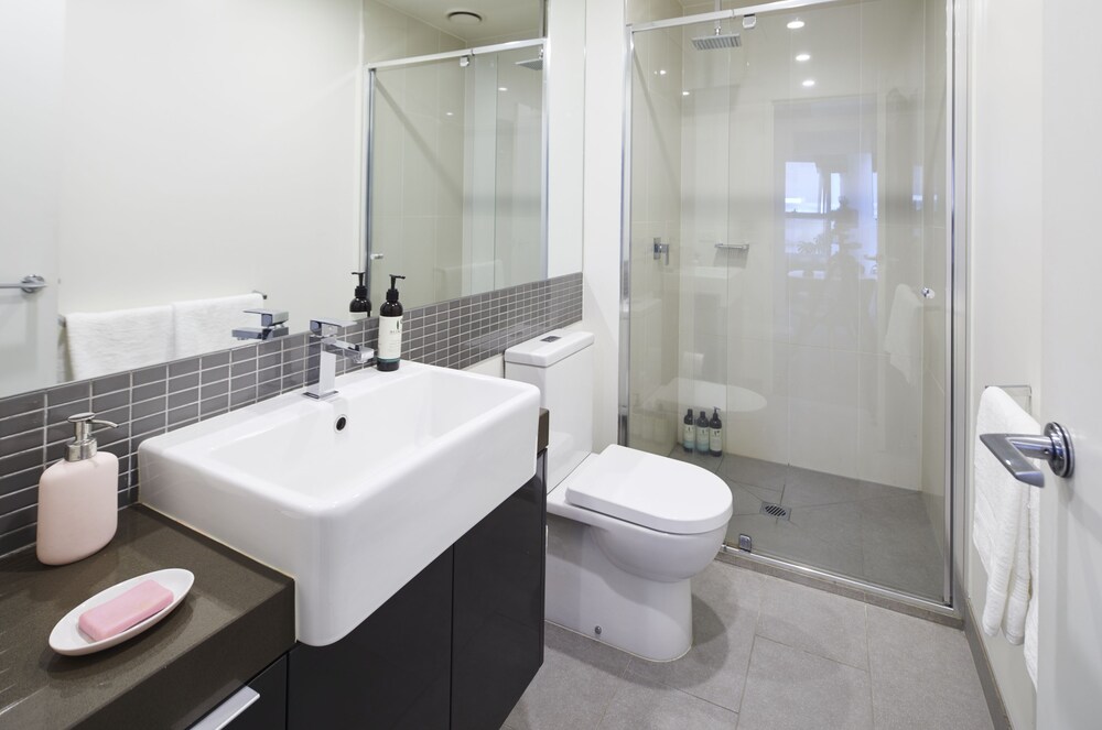 Stylish One Bedroom With Urban Convenience