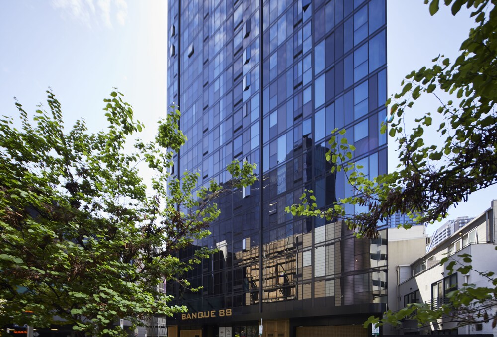 Stylish One Bedroom With Urban Convenience