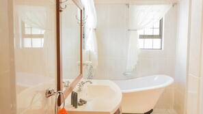 Baignoire relaxante profonde, articles de toilette gratuits