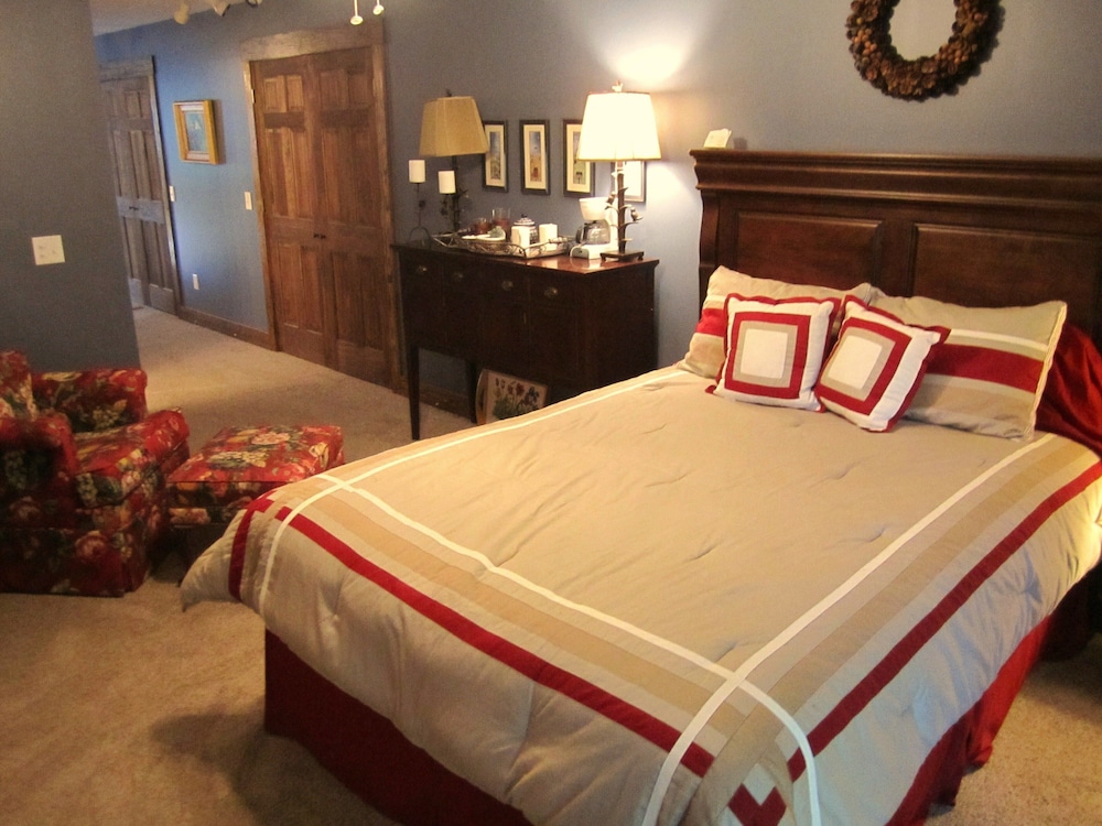 Spacious, 1st Class Hot Tub, Theater Room, Pool Table, Ping Pong, Fireplaces,..