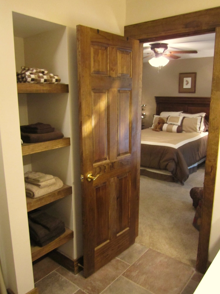 Spacious, 1st Class Hot Tub, Theater Room, Pool Table, Ping Pong, Fireplaces,..