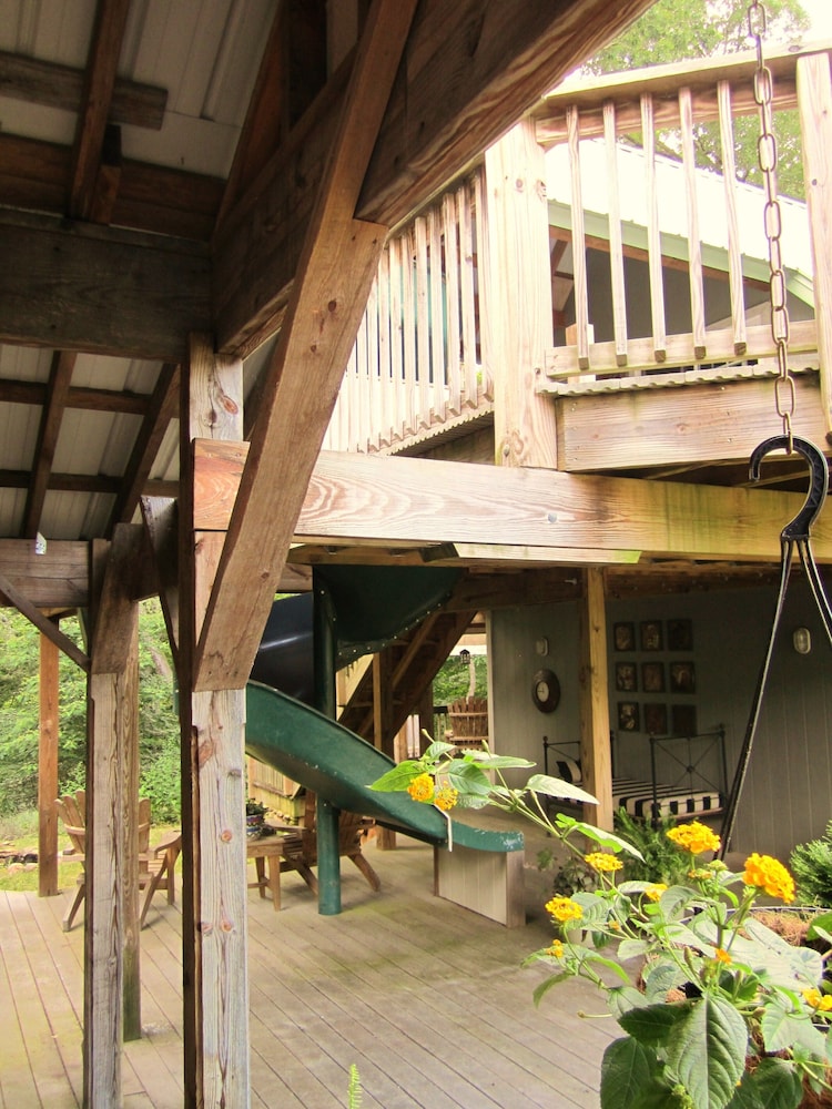 Spacious, 1st Class Hot Tub, Theater Room, Pool Table, Ping Pong, Fireplaces,..