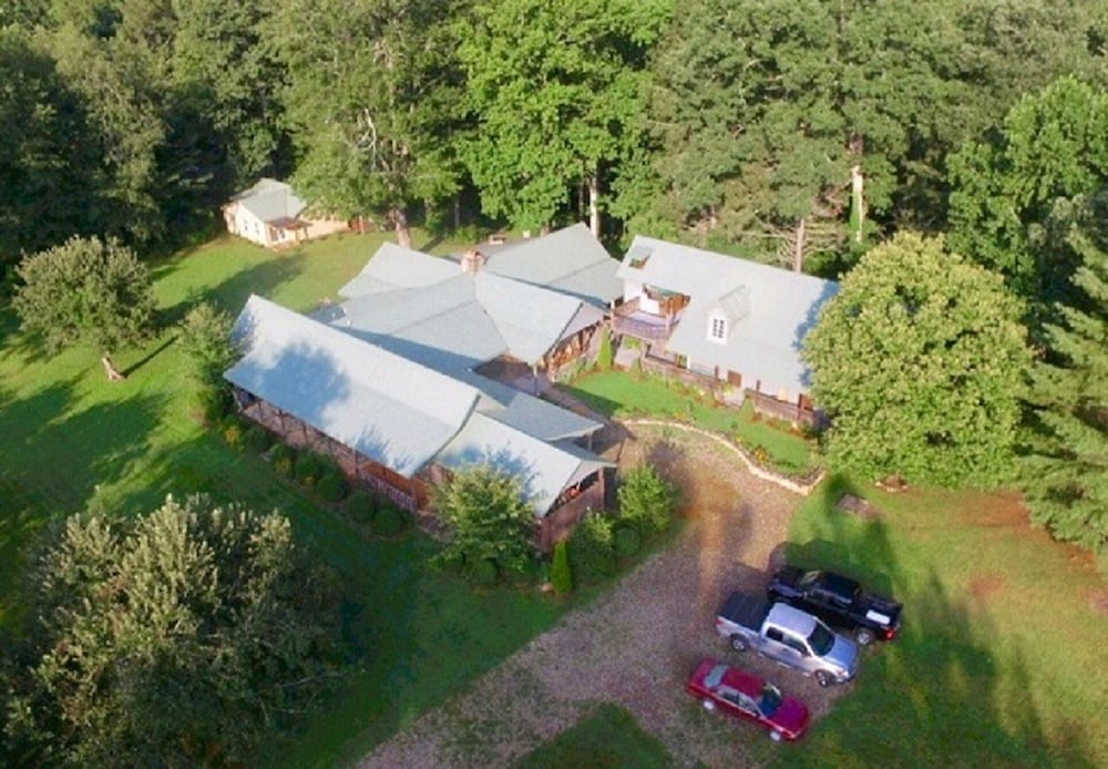 Spacious, 1st Class Hot Tub, Theater Room, Pool Table, Ping Pong, Fireplaces,..