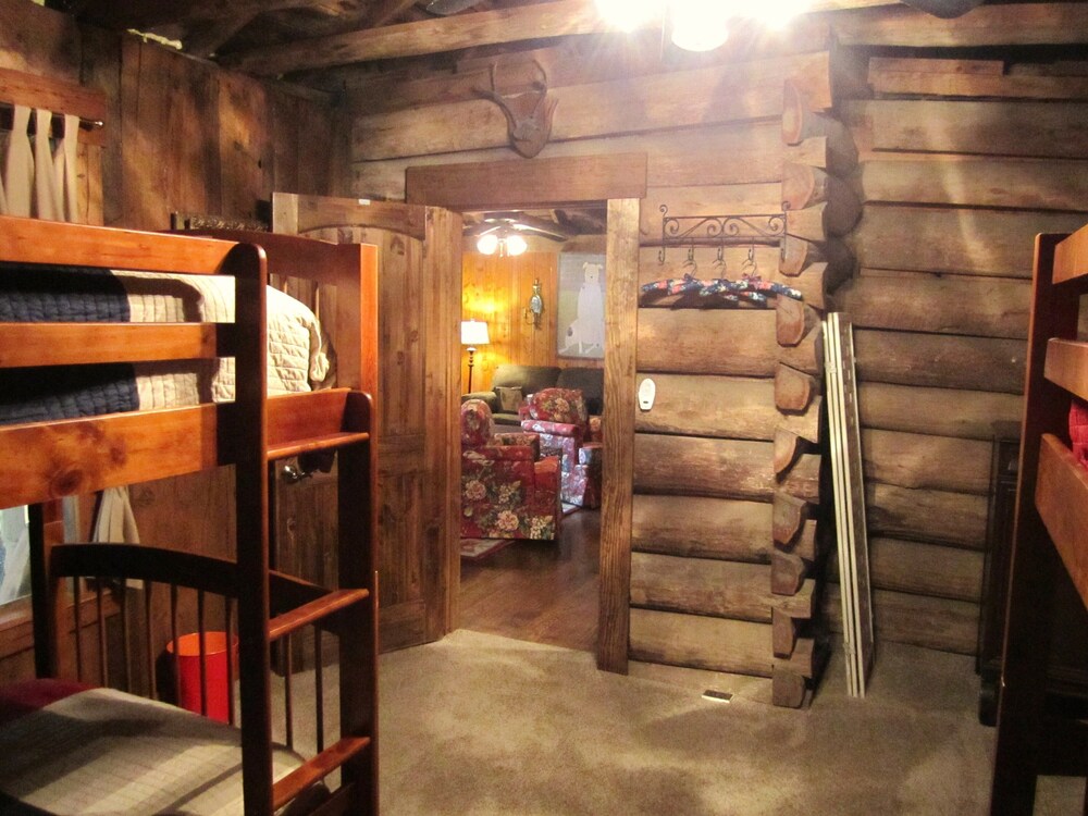 Spacious, 1st Class Hot Tub, Theater Room, Pool Table, Ping Pong, Fireplaces,..