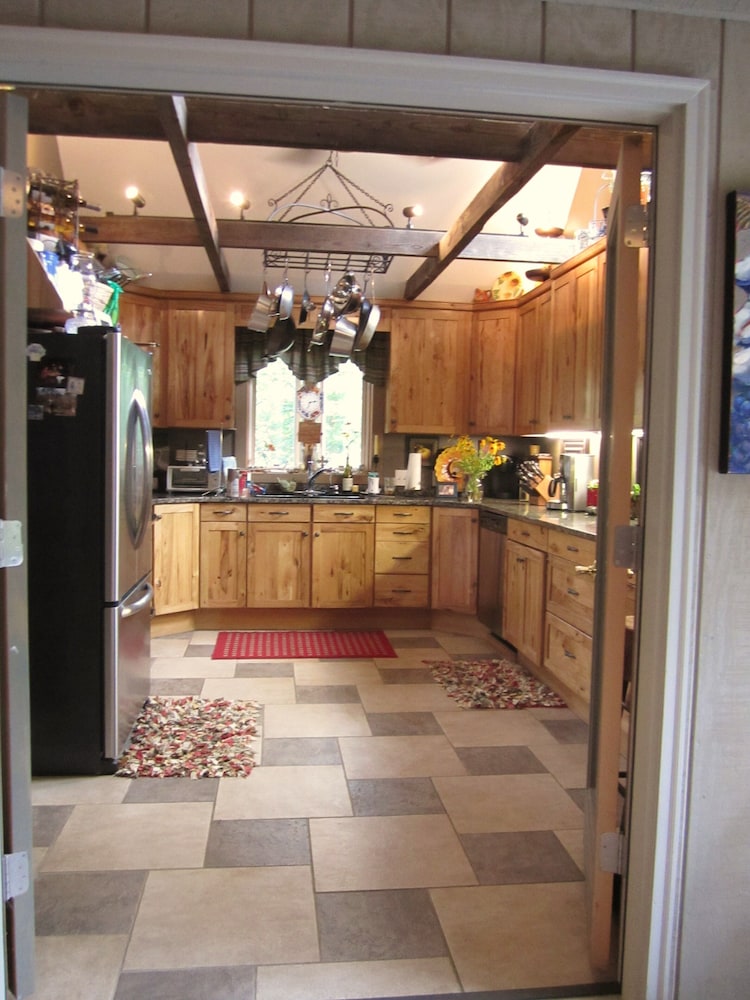 Spacious, 1st Class Hot Tub, Theater Room, Pool Table, Ping Pong, Fireplaces,..