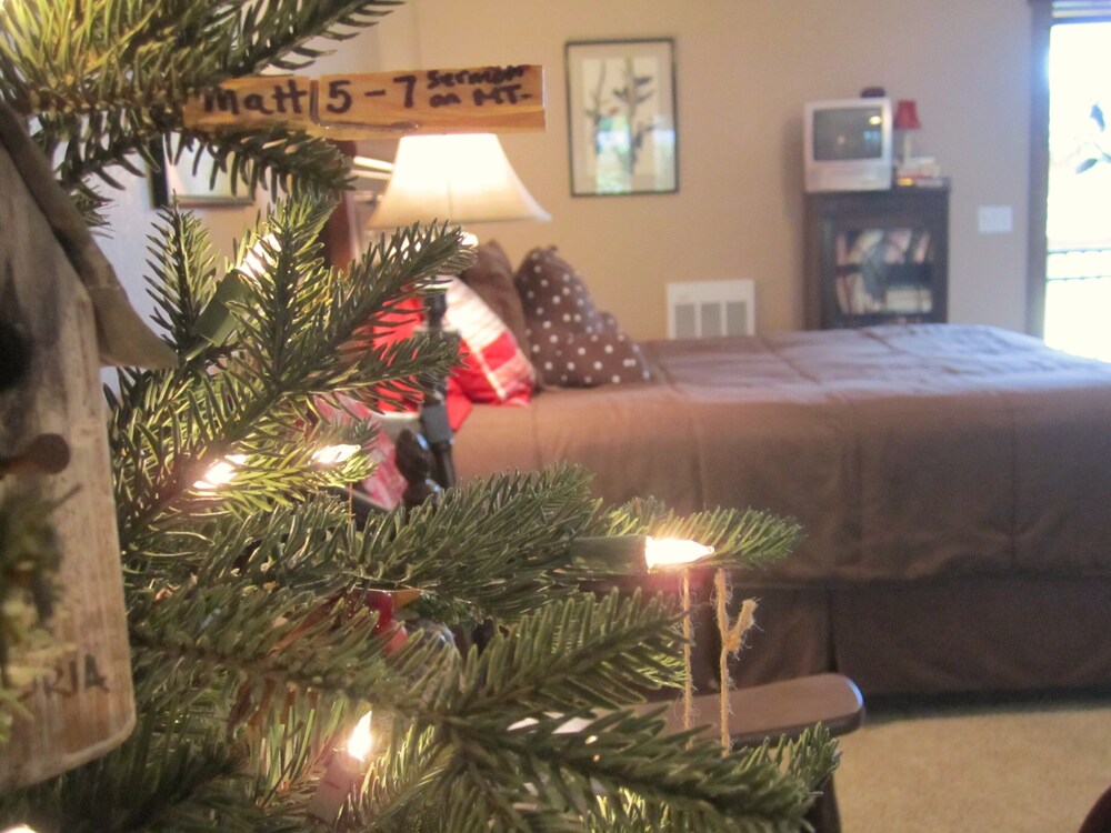 Spacious, 1st Class Hot Tub, Theater Room, Pool Table, Ping Pong, Fireplaces,..