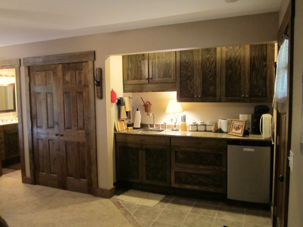 Spacious, 1st Class Hot Tub, Theater Room, Pool Table, Ping Pong, Fireplaces,..