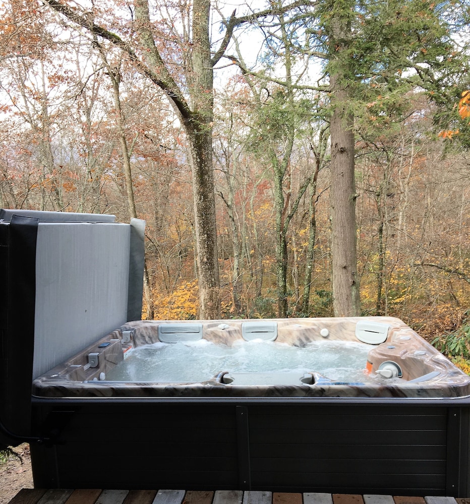 Spacious, 1st Class Hot Tub, Theater Room, Pool Table, Ping Pong, Fireplaces,..