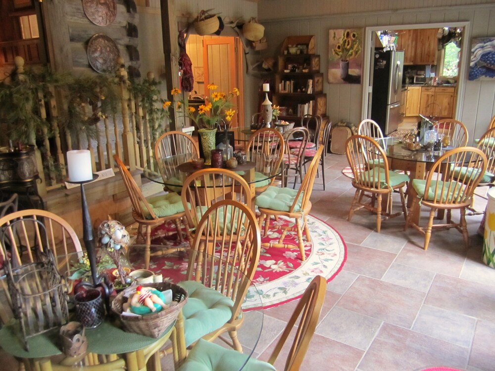 Spacious, 1st Class Hot Tub, Theater Room, Pool Table, Ping Pong, Fireplaces,..