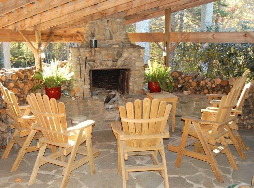 Spacious, 1st Class Hot Tub, Theater Room, Pool Table, Ping Pong, Fireplaces,..